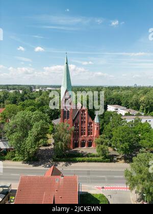 Chiesa di San Giovanni in estate soleggiata ad Hannover, bassa Sassonia, Misburg. Germania Foto Stock