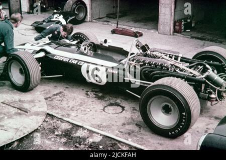1968 Gran Premio di Formula 1 britannica a Brands Hatch. Gara numero 16, una Cooper T86B-BRM, guidata nella giornata da Robin Widdows, per il Cooper car Company Team. Foto Stock