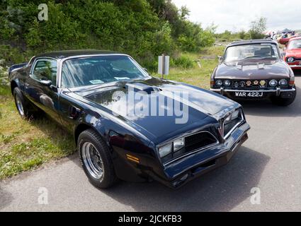 Vista frontale di tre quarti di una seconda generazione, Dark Blue, 1978, Pontiac Firebird, in mostra al Deal Classic Car Show 2022 Foto Stock