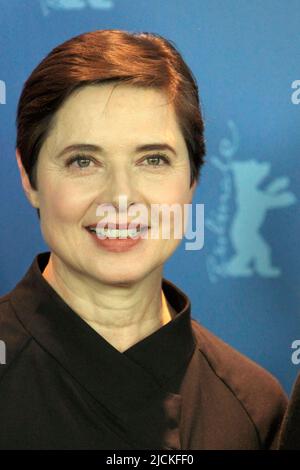 Berlino, Germania. 10th Feb 2011. FOTO D'ARCHIVIO: L'attrice Isabella ROSSELINI festeggia il suo 70th compleanno il 18 giugno 2022, la Giuria Internazionale del Berlinale 2011: Presidente della Giuria Isabella ROSSELLINI, Italia, Italia, USA, attrice, Attrice, Produttore, Produttore, Direttore, Direttore, Ritratto, Ritratto, Fotografia, sessione fotografica, conferenza stampa, Photocall, 61st Berlin International Film Festival dal 10th al 20th febbraio 2011 a Berlino, Berlinale, 10th febbraio 2011 Credit: dpa/Alamy Live News Foto Stock