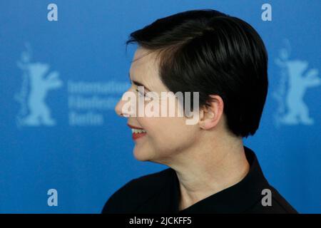 Berlino, Germania. 10th Feb 2011. FOTO D'ARCHIVIO: L'attrice Isabella ROSSELINI festeggia il suo 70th compleanno il 18 giugno 2022, la Giuria Internazionale della Berlinale 2011: Presidente della Giuria Isabella ROSSELLINI, Italia, Italia, USA, attrice, attrice, produttore, regista, regista, ritratto dal lato, ritratto, profilo, fotocall, sessione fotografica, Conferenza stampa, fotocall, 61st Berlin International Film Festival dal 10th al 20th febbraio 2011 a Berlino, Berlinale, 02/10/2011 Credit: dpa/Alamy Live News Foto Stock