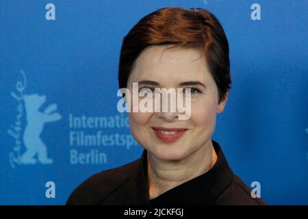 Berlino, Germania. 10th Feb 2011. FOTO D'ARCHIVIO: L'attrice Isabella ROSSELINI festeggia il suo 70th compleanno il 18 giugno 2022, la Giuria Internazionale del Berlinale 2011: Presidente della Giuria Isabella ROSSELLINI, Italia, Italia, USA, attrice, Attrice, Produttore, Produttore, Direttore, Direttore, Ritratto, Ritratto, Fotografia, sessione fotografica, conferenza stampa, Photocall, 61st Berlin International Film Festival dal 10th al 20th febbraio 2011 a Berlino, Berlinale, 10th febbraio 2011 Credit: dpa/Alamy Live News Foto Stock