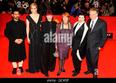 Berlino, Germania. 10th Feb 2011. ARCHIVIO FOTO: L'attrice Isabella ROSSELINI celebra il suo 70th compleanno il 18 giugno 2022, la giuria Berlinale, da sinistra Aamir KHAN, India, attore, attrice Nina HOSS, costumista Sandy POWELL, GBR, produttore Jan CHAPMAN, Australia, presidente della giuria, attrice Isabella ROSSELLINI e regista Guy MADDIN, Canada, apertura del Berlinale, Red carpet Red Carpet Show, 61st Festival Internazionale del Film di Berlino dal 10th al 20th febbraio 2011 a Berlino, Berlinale, 10th febbraio 2011 Credit: dpa/Alamy Live News Foto Stock