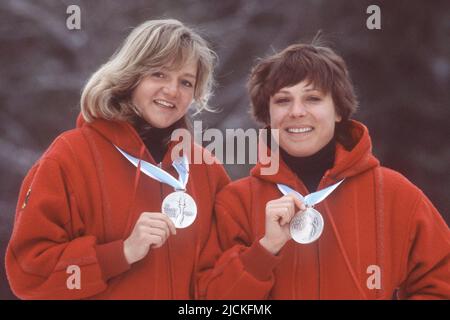 ARCHIVIO FOTO: Irene EPPLE-WAIGEL turns 65 on June 18, 2022, Christa KINSHOFER-GUETHLEIN (l., Kinshofer), sci alpino, Mostra la sua medaglia d'argento, che ha vinto nello slalom, slalom speciale; il 02/23/1980 a Whiteface Mountain; 2nd posto; insieme a Irene EPPLE, presentando la sua medaglia d'argento vinta in slalom gigante; ritratto, ritratto sorridente, paesaggio formato; XIII. Giochi olimpici invernali 1980, dal 12,02. - 24th febbraio 1980 a Lake Placid/USA Foto Stock