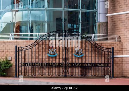 St James' Park Newcastle, sede della squadra di calcio del Newcastle United. La storica St James Park Gallowgate End Gates si è riposizionata nel 2013 dopo la ristrutturazione. Foto Stock