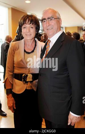 FOTO D'ARCHIVIO: Irene EPPLE-WAIGEL avrà 65 anni il 18 giugno 2022, Dr. Theo WAIGEL (ex Ministro federale delle finanze) con sua moglie Irene EPPLE WAIGEL. Ricevimento per il 75th compleanno del Dr. Theo Waigel il 13 maggio 2014 a Monaco. Â Foto Stock