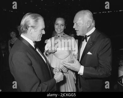 ARCHIVIO FOTO: 40 anni fa, il 18 giugno 1982, l'attore Curd JUERGENS morì, 03SN JUERGENS.jpg l'attore Curd JUERGENS (a destra) e sua moglie Margie parlano con Karl CARSTENS alla Federal Press Ball di Bonn. Foto Stock