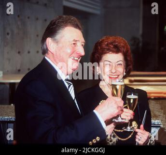 ARCHIVIO FOTOGRAFICO: 20 anni fa, il 17 giugno 2002, muore la leggenda del calcio Fritz Walter, qui con sua moglie Italia, Foto Stock