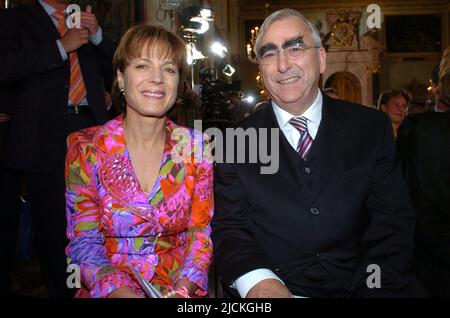 ARCHIVIO FOTO: Irene EPPLE-WAIGEL compie 65 anni il 18 giugno 2022, Theo WAIGEL con la moglie Irene Epple-Waigel, in occasione della presentazione del Premio Franz Josef Strauss a Monaco il 30 settembre 2005 Foto Stock