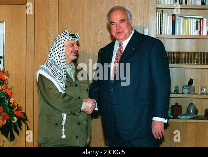 ARCHIVIO FOTOGRAFICO: Morto 5 anni fa, il 16 giugno 2017, Helmut KOHL, Yasser ARAFAT, Palestinese, politico palestinese, presidente palestinese, presidente dell'autorità esecutiva palestinese, presidente dell'Organizzazione per la liberazione della Palestina (OLP), confondatore e leader dell'organizzazione sotterranea al Fatah, dà al Cancelliere Helmut KOHL( r.), Germania, la mano; il formato paesaggio; il 10/24/1997; Â Foto Stock