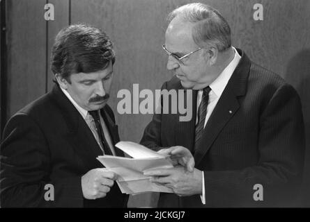 FOTO D'ARCHIVIO: 5 anni fa, il 16 giugno 2017, Helmut KOHL, Juergen W. MOELLEMANN(a sinistra), Germania, politico, FDP, Ministro dell’Istruzione e della Ricerca è morto con il Cancelliere federale Helmut KOHL, CDU; registrazione B&W, Qf. Foto Stock