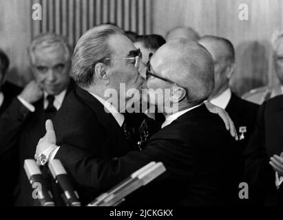 FOTO D'ARCHIVIO: 45 anni fa, il 16 giugno 1977, Leonid Brezhnev, presidente della CPSU, Erich HONECKER, destra, politico, segretario generale del Comitato Centrale della SED e capo di stato della RDT, E Leonid Ilyich BRESCHNEW, leader del partito della CPSU e capo di stato dell'URSS, scambierà il cosiddetto bacio del fratello, in occasione di una medaglia che sarà assegnata a Brezhnev nel quadro della celebrazione del 30th anniversario della RDT, il 5th ottobre 1979 Â Foto Stock