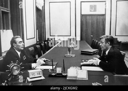 FOTO D'ARCHIVIO: 45 anni fa, il 16 giugno 1977, Leonid Brezhnev diventa Presidente della CPSU, Leonid BRESCHNEV, Segretario Generale del Comitato Centrale della CPSU, URSS, sinistra, Helmut SCHMIDT, Germania, Cancelliere, durante una conversazione nello studio, Cremlino, nel 1974 a Mosca. Â¬Â Foto Stock