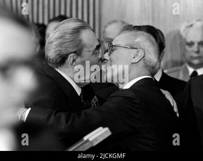 FOTO D'ARCHIVIO: 45 anni fa, il 16 giugno 1977, Leonid Brezhnev, presidente della CPSU, Erich HONECKER, destra, politico, segretario generale del Comitato Centrale della SED e capo di stato della RDT, E Leonid Ilyich BRESCHNEW, leader del partito della CPSU e capo di stato dell'URSS, si scambierà il cosiddetto bacio del fratello, in occasione di una medaglia che verrà concessa a Brezhnev nel quadro della celebrazione del 30th° anniversario della RDT, il 5th ottobre 1979 Foto Stock