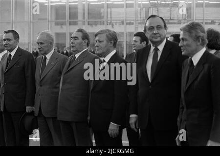 FOTO ARCHIVIO: 45 anni fa, il 16 giugno 1977, Leonid Brezhnev diventa Presidente della CPSU, Ministro degli Esteri Hans-Dietrich GENSCHER con il Cancelliere Helmut SCHMIDT a Mosca, incontro con il Ministro degli Esteri URSS Andrei GROMYKO e Capo dello Stato e del Partito dell'URSS, Leonid BRESCHNEW, formato paesaggio, foto di gruppo, figure di metà ÃÂ Foto Stock