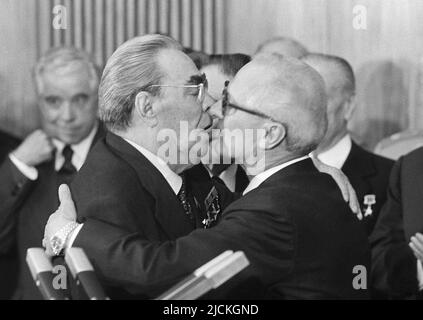 FOTO D'ARCHIVIO: 45 anni fa, il 16 giugno 1977, Leonid Brezhnev, presidente della CPSU, Erich HONECKER, destra, politico, segretario generale del Comitato Centrale della SED e capo di stato della RDT, E Leonid Ilyich BRESCHNEW, leader del partito della CPSU e capo di stato dell'URSS, scambierà il cosiddetto bacio del fratello, in occasione di una medaglia che sarà assegnata a Brezhnev nel quadro della celebrazione del 30th anniversario della RDT, il 5th ottobre 1979 Â Foto Stock