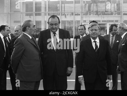 FOTO DELL'ARCHIVIO: 45 anni fa, il 16 giugno 1977, Leonid Brezhnev divenne presidente della CPSU, ministro degli Esteri federale Hans-Dietrich GENSCHER, politico, FDP, con il cancelliere Helmut SCHMIDT a Mosca, Leonid BRESCHNEW ha detto Arrivederci alla delegazione, formato paesaggio, registrazione b/n, metà cifre ÃÂ Foto Stock