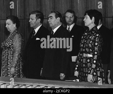 FOTO D'ARCHIVIO: 45 anni fa, il 16 giugno 1977, Leonid Brezhnev divenne Presidente della CPSU, 01SN Schmidt010777PL.jpg Sig.ra BRESCHNEW, URSS, Helmut SCHMIDT, Germania, Cancelliere federale, sua moglie Hannelore 'Loki' SCHMIDT e Leonid BRESCHNEW, Segretario generale del Comitato Centrale della CPSU ; nel 1974 a Mosca. ÃÂ Foto Stock