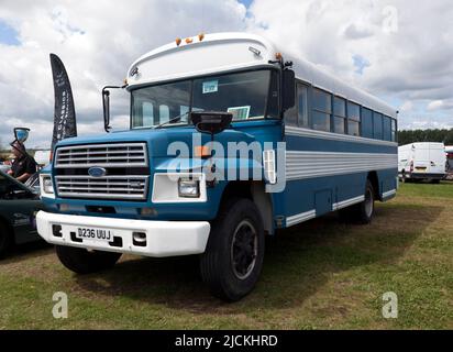 Vista frontale di tre quarti di una Sesta generazione, Blue and White, 1987, Ford Serie B, School Bus, In mostra al Deal Classic Car Show 2022 Foto Stock