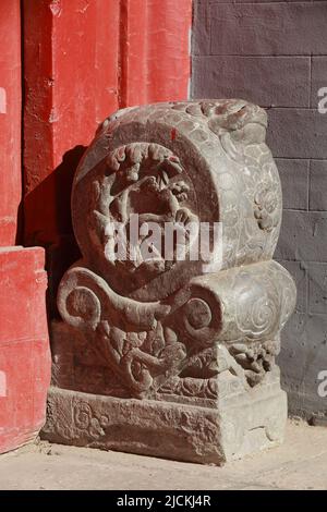 Sculture in pietra alla porta del vecchio quadrilatero di Pechino Foto Stock