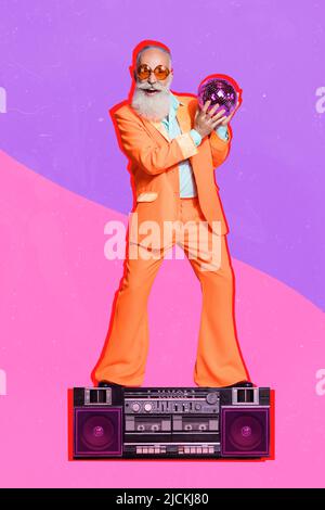 Insolita foto collage di felice bel vecchio uomo nel nightclub in piedi sul boombox andare pazzo sentire giovane isolato su sfondo viola rosa immagine Foto Stock