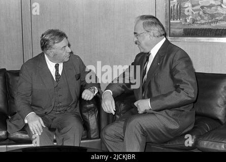 FOTO D'ARCHIVIO: 5 anni fa, il 16 giugno 2017, Helmut KOHL, Teddy KOLLEK (a sinistra), Israele, politico, sindaco della città di Gerusalemme, è morto in conversazione con il Cancelliere federale Helmut KOHL, Germania, foto B/N, formato paesaggio, settembre 15, 1988. Foto Stock