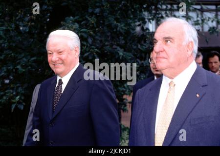 FOTO D'ARCHIVIO: 5 anni fa, il 16 giugno 2017, Helmut KOHL morì, , Boris JELZIN, sinistra, Presidente russo, e Cancelliere federale Helmut KOHL, Germania, ritratto a metà lunghezza, qui alle consultazioni del vertice tedesco-russo a Bonn, 15 giugno 1998, Foto Stock