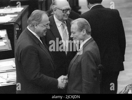 FOTO DELL'ARCHIVIO: 5 anni fa, il 16 giugno 2017, Helmut KOHL morì, Willy BRANDT (a destra) si congratula con Helmut KOHL per la sua elezione a Cancelliere federale, durante la sessione costituente del Bundestag tedesco del 29 marzo 1983 a Bonn. Uh Foto Stock