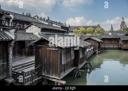 wuzhen tradizionale e caratteristica città architettura mattonelle nere bianco parete finestra in legno Foto Stock