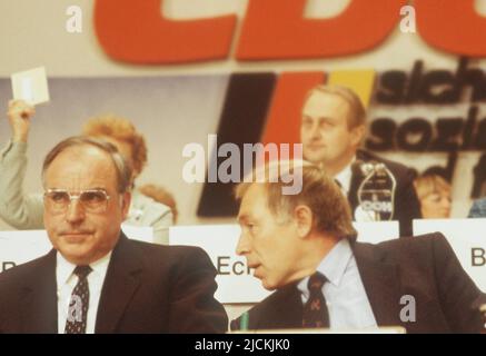 ARCHIVIO FOTOGRAFICO: 5 anni fa, il 16 giugno 2017, Helmut KOHL morì, Helmut KOHL (a sinistra) parlando con Heiner GEISSLER, 1983. Â Foto Stock