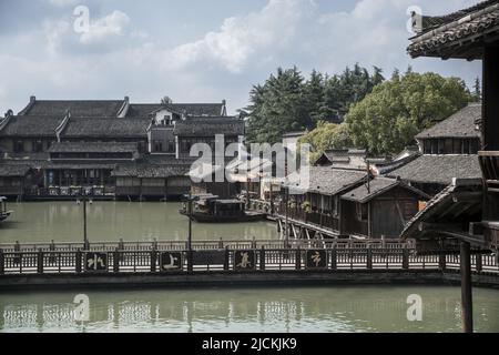 wuzhen tradizionale e caratteristica città architettura mattonelle nere bianco parete finestra in legno Foto Stock