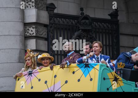 Londra, UK, 5th giu 2022, Platinum Jubilee Pageant lungo il Mall. Da Westminister a Buckingham Palace. Il tempo delle nostre vite, parte 2 del Pageant. La corteo giubilante mostra i 70 anni del Regno di Elisabetta dal 1952 al 2022. 1950s in questa parte, Andrew Lalchan Photography/Alamy Live News Foto Stock