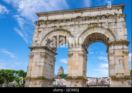 L'Arco di Germanico è un arco romano per onorare l'imperatore Tiberio e i suoi figli Drusus e Germanico, eretto a Saintes nel 19 d.C., Francia Foto Stock