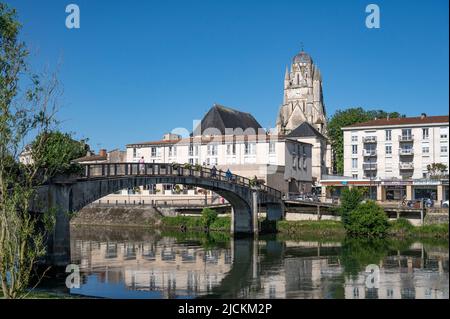 Vista di Saintes e il fiume Charente, dominato dalla guglia della chiesa église Saint-Pierre, Francia Foto Stock