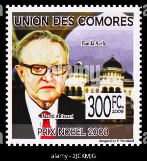 MOSCA, RUSSIA - 12 GIUGNO 2022: Francobollo stampato nelle Comore mostra Martti Ahtisaari, banda Aceh, Premio Nobel serie 2008, circa 2009 Foto Stock