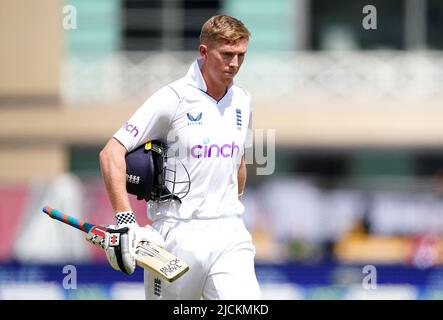 Zak Crawley in Inghilterra sembra frustrato dopo essere stato catturato da Tim Southee della Nuova Zelanda (non raffigurato) durante il giorno cinque del secondo LV= Assurance Test Series Match a Trent Bridge, Nottingham. Data foto: Martedì 14 giugno 2022. Foto Stock