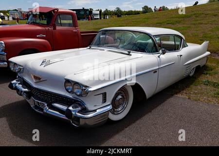 Vista frontale di tre quarti di un bianco, 1958, Cadillac Coupe De Ville, in mostra al Deal Classic Car Show 2022 Foto Stock