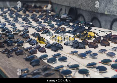 Occhiali da sole esposti su un mercato locale di strada a Tbilisi, Georgia. Foto di alta qualità Foto Stock