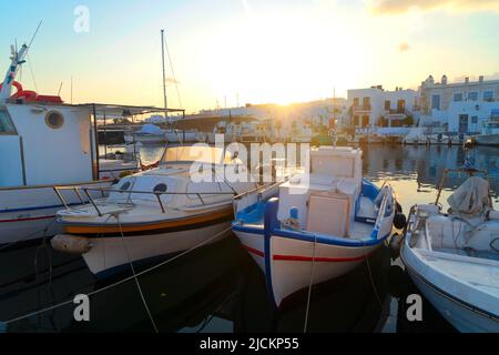 Villaggio di Naoussa con barche ormeggiate Foto Stock