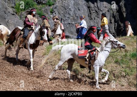 Elspe, Germania. 14th giugno 2022. Gli attori vestiti come indiani cavalcano i cavalli durante una conferenza stampa per il Karl May Festival di Elspe. Credit: Henning Kaiser/dpa/Alamy Live News Foto Stock