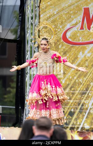 Cantante e interprete thailandese sul palco al Magic of Thailand Festival al Basingstoke War Memorial Park. Giugno 12th 2022. Inghilterra Foto Stock