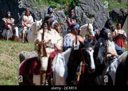 Elspe, Germania. 14th giugno 2022. Gli attori vestiti come indiani cavalcano i cavalli durante una conferenza stampa per il Karl May Festival di Elspe. Credit: Henning Kaiser/dpa/Alamy Live News Foto Stock