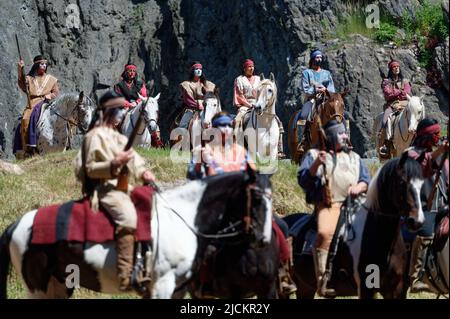 Elspe, Germania. 14th giugno 2022. Gli attori vestiti come indiani cavalcano i cavalli durante una conferenza stampa per il Karl May Festival di Elspe. Credit: Henning Kaiser/dpa/Alamy Live News Foto Stock