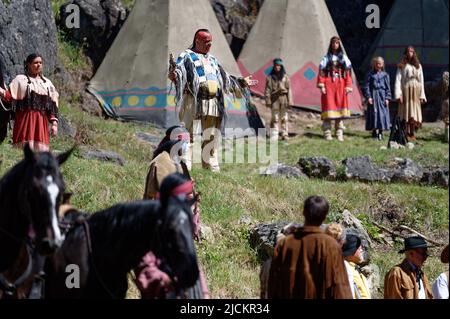 Elspe, Germania. 14th giugno 2022. Marco Kühne (Ovuts Avath; M) si presenta sul palco durante una conferenza stampa per il Karl May Festival di Elspe. Credit: Henning Kaiser/dpa/Alamy Live News Foto Stock