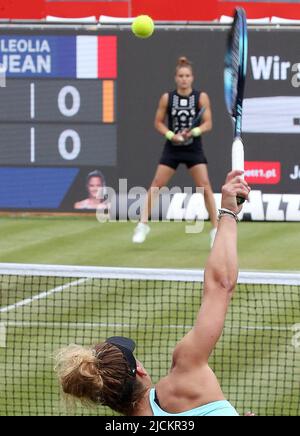 Berlino, Germania. 14th giugno 2022. Tennis: WTA Tour, Round di 16 singoli, donne, competizione, 1st round Jeanjean (Francia) - Sakkari (Grecia) allo stadio Steffi Graf. Leolia Jeanjean ha il servizio. Credit: Wolfgang Kumm/dpa/Alamy Live News Foto Stock