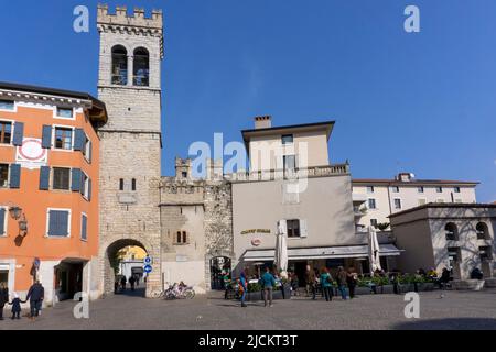 Piazza Cavour, porta San Michele, Riva del Garda, Trentino Alto Adige, Italia, Europa Foto Stock