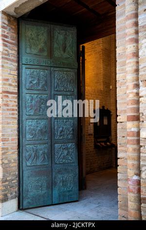 Chiesa di Santa Maria Assunta in Cielo, porta d'ingresso Bronzo, Montecassiano, Marche, Italia, Europa Foto Stock