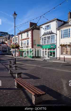 Regno Unito, Inghilterra, Devon, Torbay, Brixham, Pub e negozi tradizionali sullo Strand Foto Stock