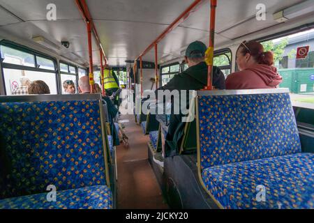 Persone a bordo di un autobus d'epoca, che corre come il Park and Ride in una città o città dalla periferia, per prevenire la congestione del traffico e l'inquinamento atmosferico Foto Stock