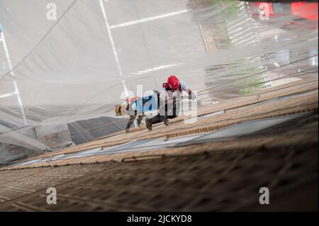 Arrampicatori industriali al lavoro in edilizia residenziale Foto Stock